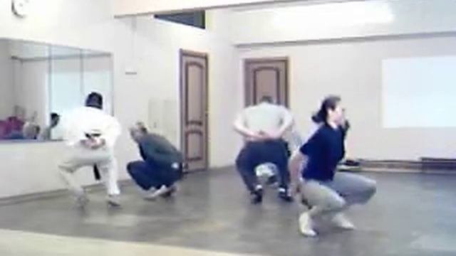 Школа ЧОЙ.Тренировку ведет мастер Веселов Анатолий.2006 г.
