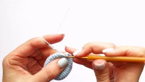 Простая игрушка крючком для начинающих вязальщиц - брелок Капелька