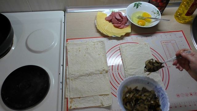 КОНВЕРТИКИ ИЗ ЛАВАША С ГРИБАМИ, СЫРОМ И КОЛБАСОЙ//ВКУСНАЯ ГОРЯЧАЯ ЗАКУСКА ИЗ ЛАВАША С НАЧИНКОЙ