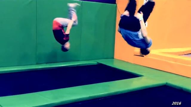 СХОДИЛИ В БАТУТНЫЙ ЦЕНТР. НАУЧИЛИСЬ ДЕЛАТЬ ЗАДНЕЕ САЛЬТО. смотреть онлайн