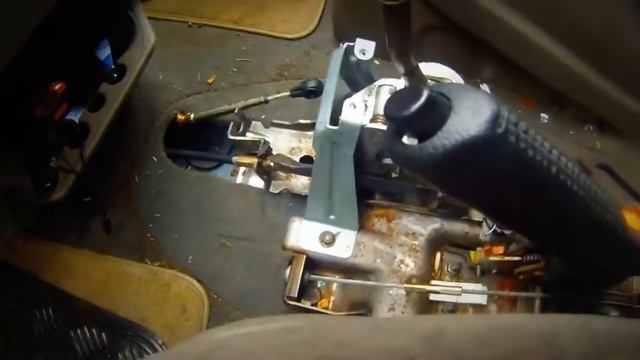 How to remove the Chrysler Voyager gearshift cable/Как снять трос переключения передач Chrysler смотреть онлайн