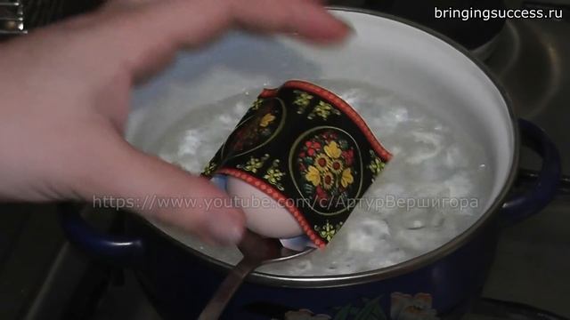 Как украсить яйца на Пасху пленкой