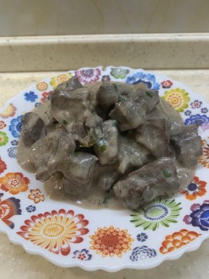 Говяжья сердце с луком и сметаной на сковороде