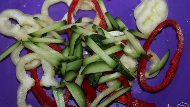 Салат из капусты с колбасой, огурцом и редисом