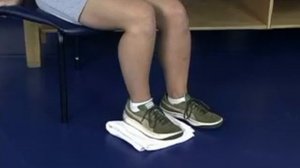 Активное сгибание в коленном суставе в положении сидя.