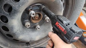 Тест гайковерта Kress. Откручивание колёсных болтов.