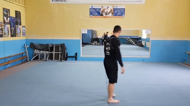 Рондат сальто назад +на колено