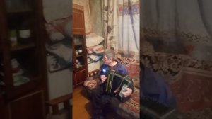 Татарин играет на гармони самоучка