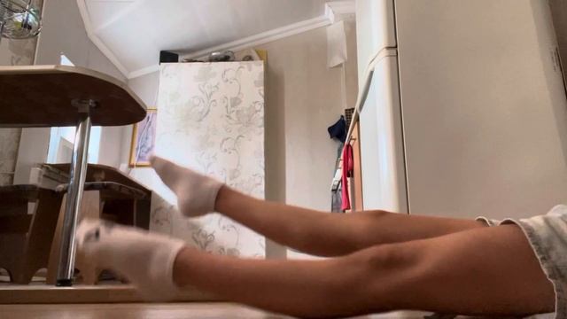 Занимаюсь гимнастикой на каникулах и делаю сложный элемент смотреть онлайн