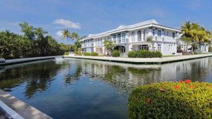 Phuket Boat Lagoon Marina / Яхты Рестораны / NH Boat Lagoon Phuket Resort Супермаркет Villa Market