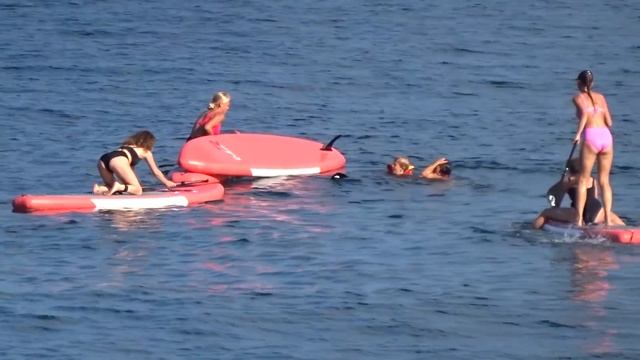 ЯЛТА! СМЕЛЫЕ КУПАЛЬНИКИ у ТУРИСТОВ на ПРИМОРСКОМ ПЛЯЖЕ! Крым 2020 ЦЕНЫ смотреть онлайн