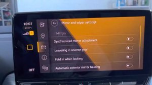 Volkswagen ID4 функция опускания одного из боковых зеркал при движении задним ходом.