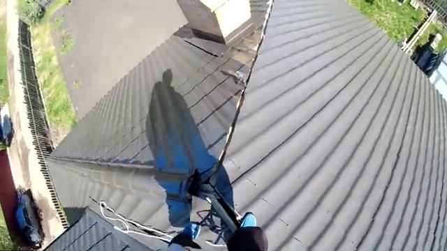 Монтаж полукруглых коньков на крыше из металлочерепицы. Высотные работы. Своими руками. смотреть онлайн