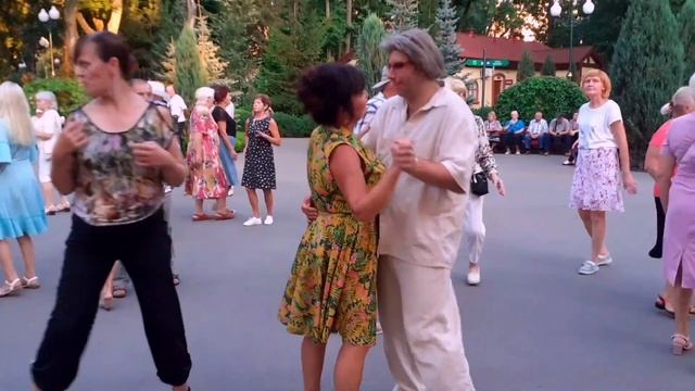 ЖАРКИЙ ИЮНЬ НАС ВОЗВРАЩАЕТ В РАДОСТЬ УШЕДШИХ ЛЕТ! ТАНЦЫ В ПАРКЕ ГОРЬКОГО ХАРЬКОВ смотреть онлайн