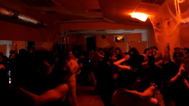 Кизомба на сальса-хелуин-вечеринке в РеSпублике смотреть онлайн