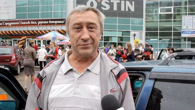 U news. ТЦ Гостиный Двор совместно с сотрудниками ГИБДД поздравили жителей города с Днем Победы. смотреть онлайн