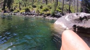 прыжок со скалы в горную реку