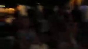 Какой-то парень играет на гитаре и поёт на улице Кобылянской в Черновцах