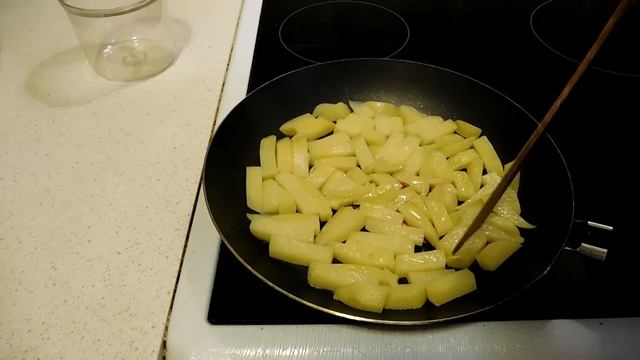 Как приготовить жареную картошку. Очень вкусная жареная картошка)