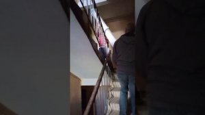 Как занести 4х метровый рулон линолеума на любой этаж.