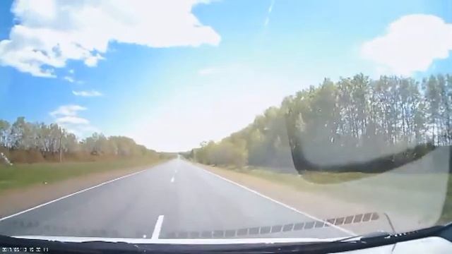 На трассе Оренбург – Казань с проезжающего грузовика вылетела кувалда смотреть онлайн