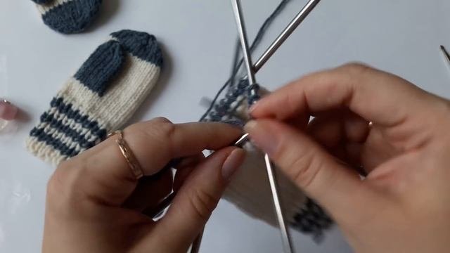 Детские варежки спицами