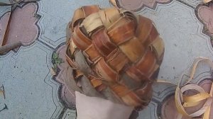 учимся плести лапти из бересты на скамеечке в парке