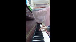 золотой петушок на пианино