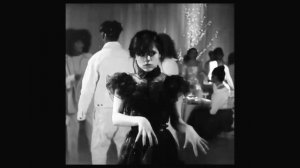 Женя Ортегова исполняет известный танец.