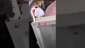 Бабки ругаются из-за места в автобусе
