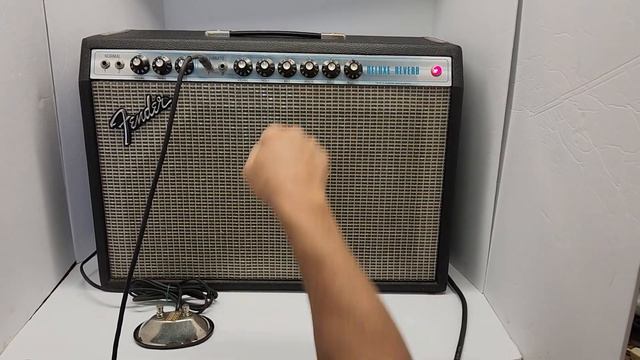 Fender Deluxe Reverb Amp смотреть онлайн