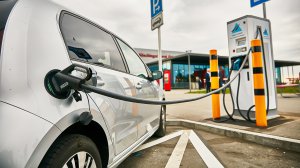 В правительстве России хотят обязать ставить зарядки для электромобилей на каждой заправке