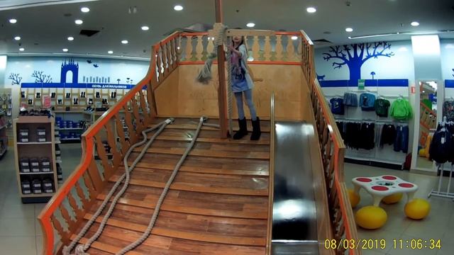 8 Марта в Торговом Центре / Подарки / Распаковка LOL смотреть онлайн