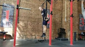 Отжимание на кольцах киппингом с медленным спуском