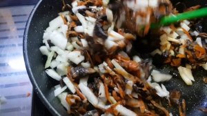 Рулет с Грибами,морковью луком в ЛАВАШЕ!#грибы #морковка #лук #готовка #рулет #лаваш #еда #рецепт