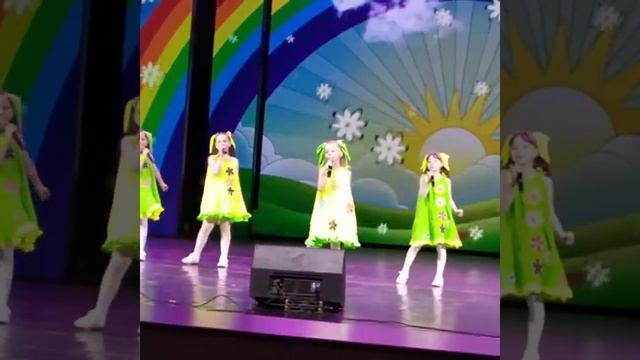 Ансамбль" СЮРПРИЗ". Попурри на тему детских песен"Дружба".