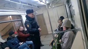 бабка в метро