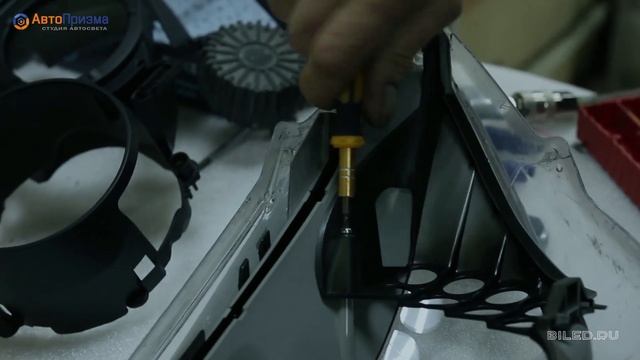 BMW 7 Замена ангельских глазок и покраска в чёрный матовый смотреть онлайн