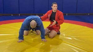 Техника САМБО. УЩЕМЛЕНИЕ БИЦЕПСА (BICEPS SLICER) через руку, соперник на четвереньках_Школа Sambi.st