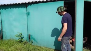 ВСКРЫЛИ КРЫШУ ГАРАЖА ДОЛЖНИКА, НАШЛИ ТИСКИ, ДЖИНСЫ 90Х И НАБОР ОХОТНИКА!