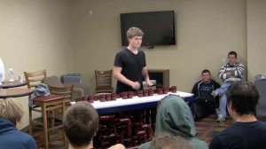 Невероятно круто играет на водопроводных трубах.