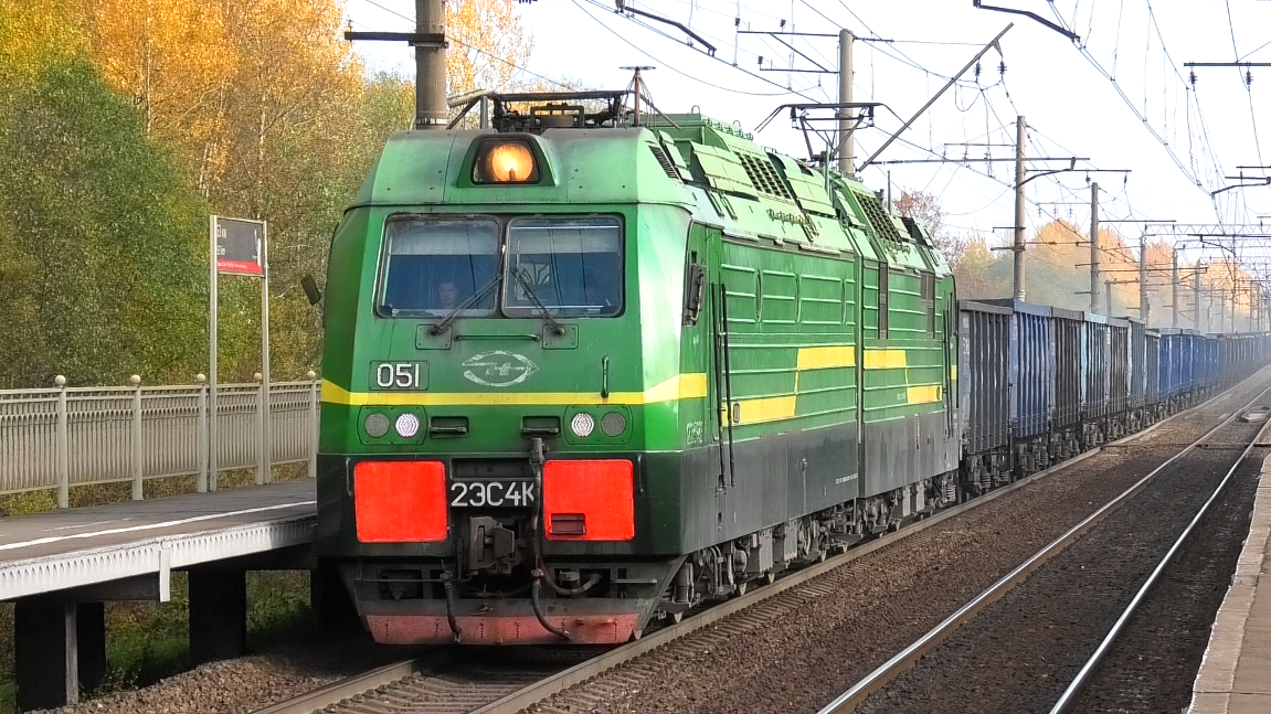 Всё ещё зелёный 2ЭС4К-051 