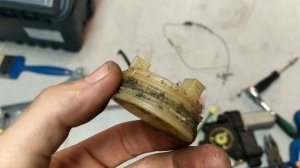 Opel Corsa D 1,4 ремонт стеклоподьемника.