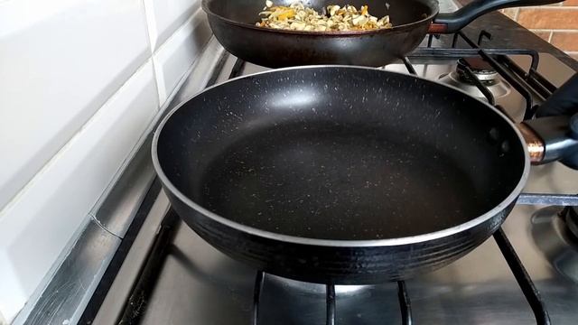 Это невероятная вкуснятина! Обязательно рекомендую попробовать! Хрустящие рулетики из теста фило