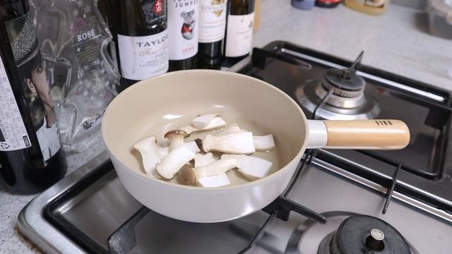 ENG ) 자취생 브이로그? 브런치 카페에서 대박 난 알감자튀김 만들어 먹고 콜라랑 우유?랑 섞어먹어보는 자취 일상 l 알감자튀김, 크림파스타, 제육볶음?, 해물누룽지탕?