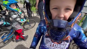 Александр Шлеменко на первом этапе Омской области по BMX болеет за сына