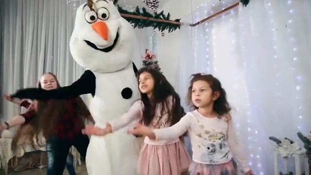 Песня про Святого Николая. Глеб и его друзья поют песню для Святого Николая. Играем с Олафом. смотреть онлайн