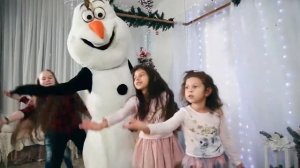 Песня про Святого Николая. Глеб и его друзья поют песню для Святого Николая. Играем с Олафом.