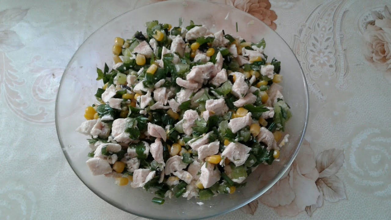 Салат из куриной грудки кукурузы и огурцов  кулинарный рецепт