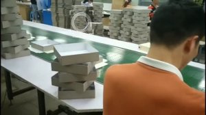Клеемазательная машина с автоподачей и вакуумным конвейером